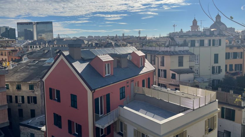 una vista sui tetti di Genova da salita della tosse