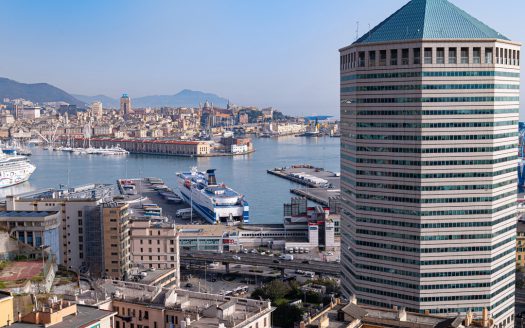 vista del grattacielo Matitone e porto di Genova