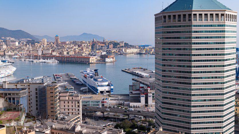 vista del grattacielo Matitone e porto di Genova